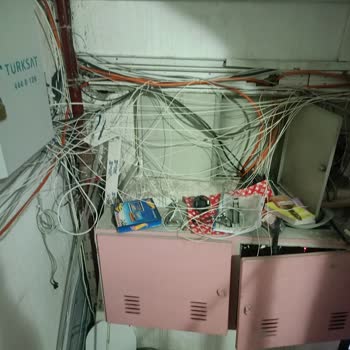 Türk Telekom Düzensiz Fiber Kablo Tesisatı Yangın Merdiveninde Güvenlik Tehlikesi