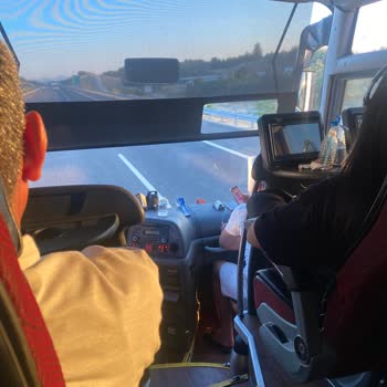 Metro Turizm Şoför Ve Muavinin Sigara İçmesi Ve Telefonla Konuşması Yolcu Güvenliğini Tehlikeye Attı