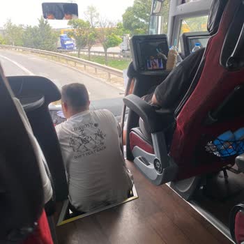 Metro Turizm Şoför Ve Muavinin Sigara İçmesi Ve Telefonla Konuşması Yolcu Güvenliğini Tehlikeye Attı