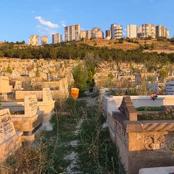 Karşıyaka Mezarlığında Kontrolsüz Araç Trafiği Ve Bakımsız Yollar Güvenliği Tehdit Ediyor