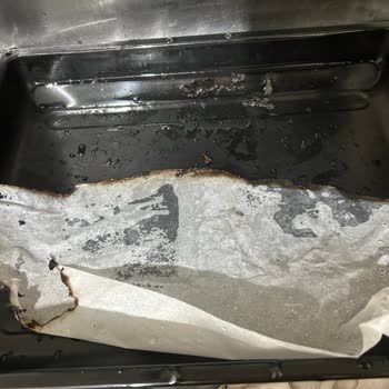 Fırında Yanmaz Pişirme Kağıdının Alev Alması Güvenlik Krizi