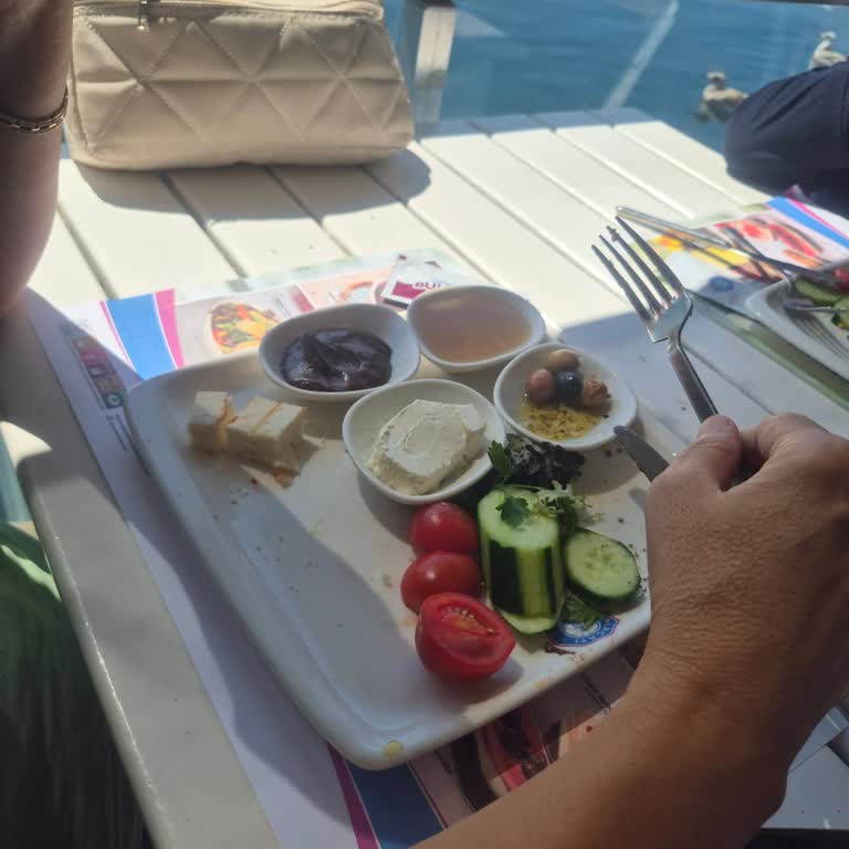 Alaçatı Muhallebicisi Kaymak Eksikliği Ve Telafi Sunulmaması Üzerine Şikayet