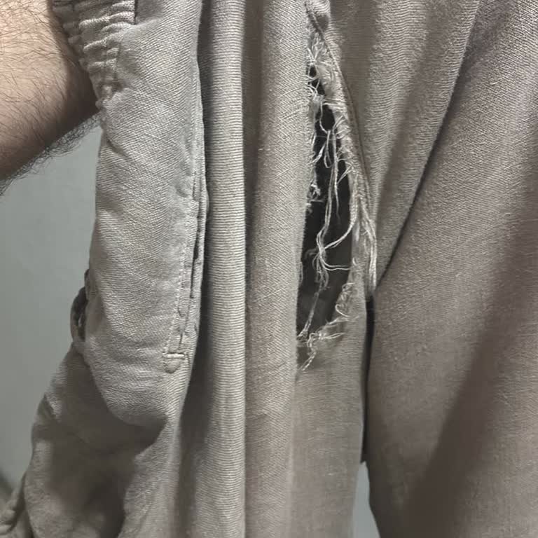 İş Toplantısında Keten Pantolonun Arka Bölgesi Kopmasıyla Mahcup Oldum