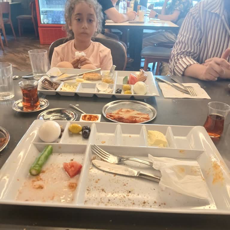 Köfteci Yusuf Şubesinde Çay Ve Ekmek Sunulmadığı İçin Şikayet