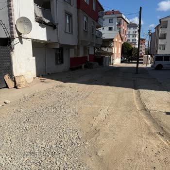 Kanalizasyon Çalışması Sonrası Saraybahçe Sokakta Asfalt Eksikliği Ve Güvenlik Tehdidi