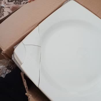 Kırık Yemek Tabakları İçin Ücretsiz Değişim Talebi