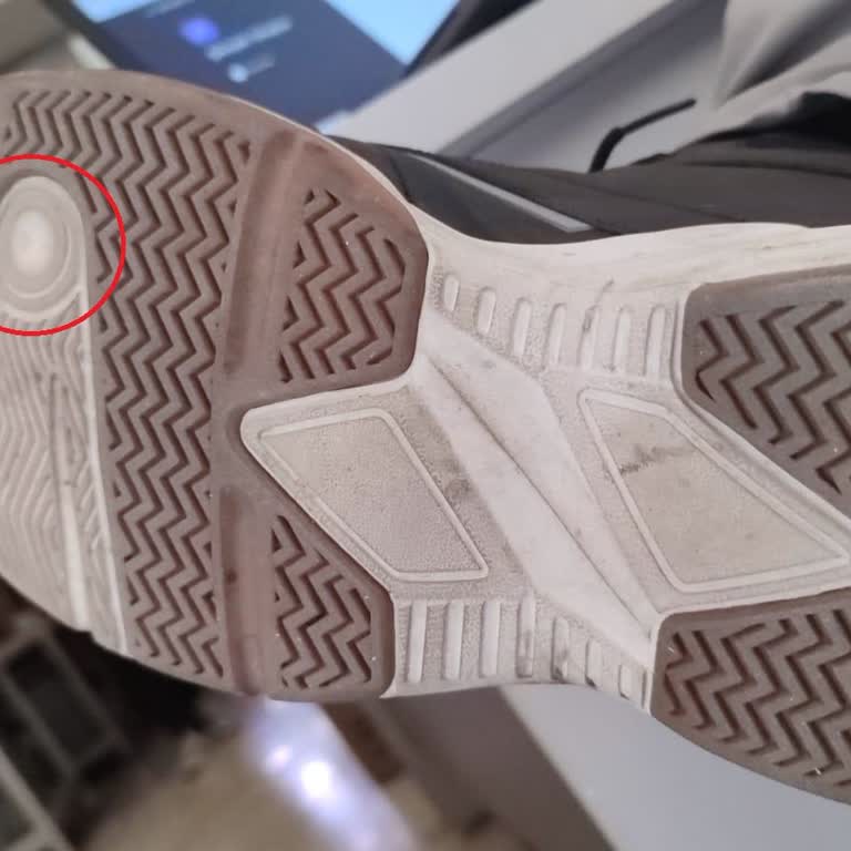 Reebok Ayakkabısındaki Çukur Tasarımının Yarattığı Rahatsız Edici Pıtpıt Sesi