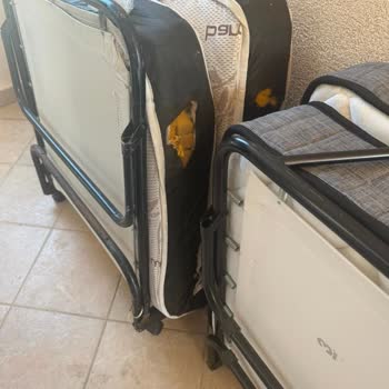 Hotel Bleu Nuit Oda Son Derece Bakımsız, Pislik İçinde