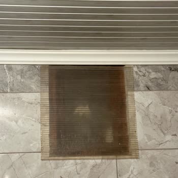 Hotel Bleu Nuit Oda Son Derece Bakımsız, Pislik İçinde