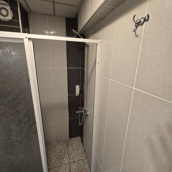 Grand Ece Otel’de Kilitsiz Tuvalet Kapısı Ve Açık Kablolarla Güvenlik Ve Hijyen Sorunları
