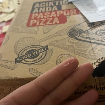Sert Ve İnce Hamurlu Bayat Pizza, İçindeki Ambalaj Parçası Hijyen Endişesi Ve Restorandan İade Reddi