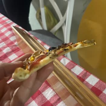 Sert Ve İnce Hamurlu Bayat Pizza, İçindeki Ambalaj Parçası Hijyen Endişesi Ve Restorandan İade Reddi