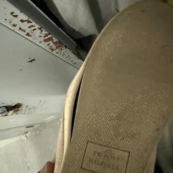 Tommy Hilfiger Ayakkabısının Alt Tabanı Açıldı Ve Yanı Yırtıldı: Ücretsiz Değişim Talebi