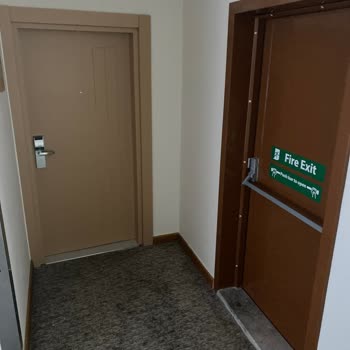 Çift Kişilik Ve Baza Yatak Beklerken Tek Yatakların Birleştirilmesi Ve Koltuk Yatak