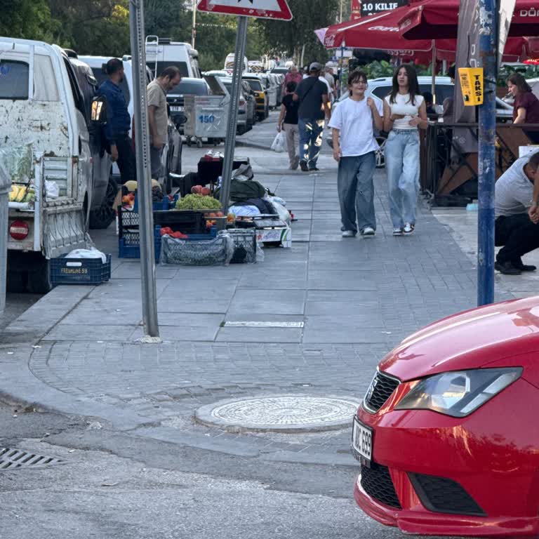 Etimesgut'ta Meyve Sebze Seyyar Satıcının Kaldırım İşgali Yaya Güvenliğini Tehdit Ediyor