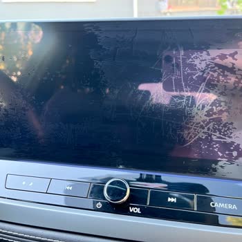 Garanti Kapsamındaki Nissan Qashqai Multimedya Ekranında Erken Deformasyon Ve Çizik Şikayeti