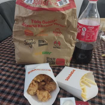 Üç Hamburger Yedikten Sonra Aç Kaldık