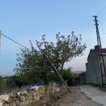 Düşmek Üzere Olan Elektrik Direği Ve Asılı Kablolar İçin Acil Güvenlik Talebi