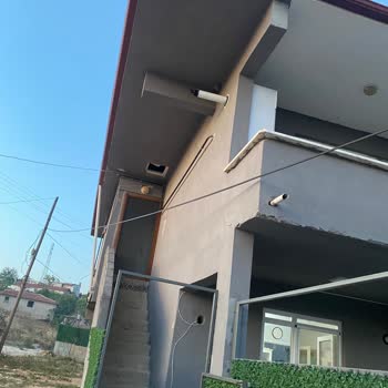 Düşmek Üzere Olan Elektrik Direği Ve Asılı Kablolar İçin Acil Güvenlik Talebi