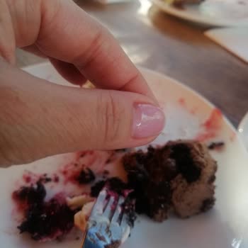 Saçlı Doğum Günü Pastası: Liva’da Hijyen Skandalı