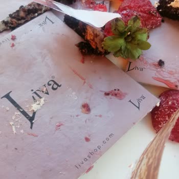 Saçlı Doğum Günü Pastası: Liva’da Hijyen Skandalı