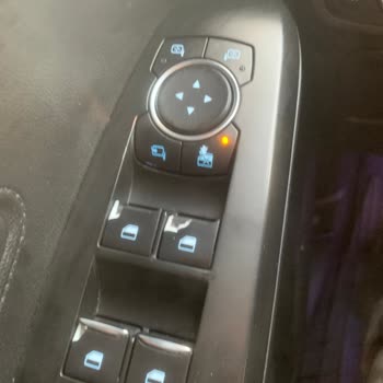 Ford Focus Cam Düğmeleri Kendi Kendine Kırıldı Yetkili Serviste Yedek Parça Yok