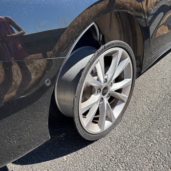 Audi A3'de Sağ Arka Lastik Uyarısı Sonrası Janttan Ayrıldı Ve Güvenlik Riski