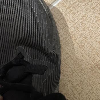 Nike Ayakkabısında Renk Solması Ve Yırtılma: Garanti Süresi İçinde Değişim Talebi