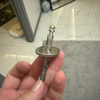 Seramiksan Klozette Menteşe Vida Parçası Eksik