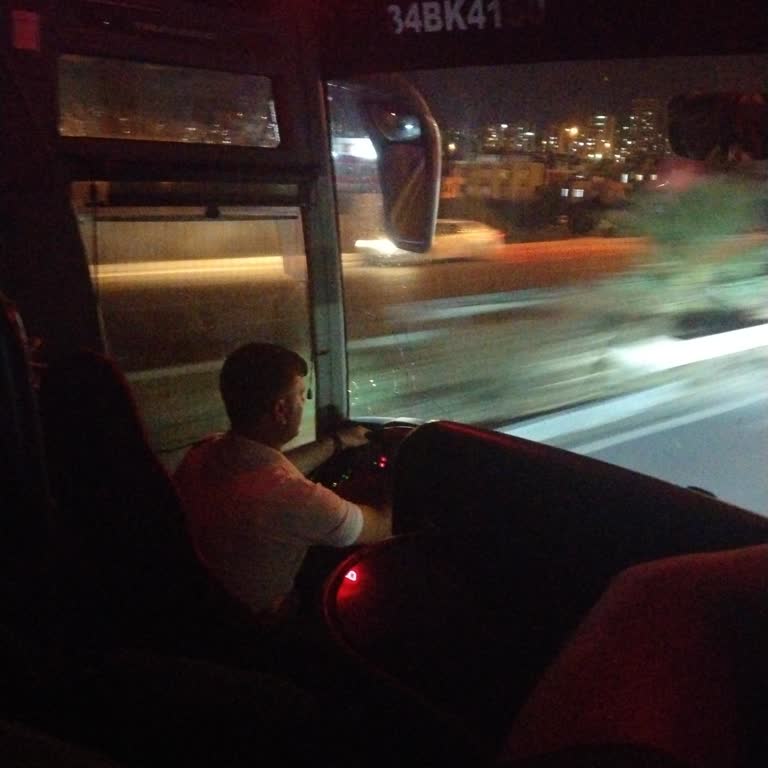 Şoför Ve Muavinin Sürekli Sigara İçmesi Ve Telefonla Meşgul Olması Güvenliği Tehlikeye Attı