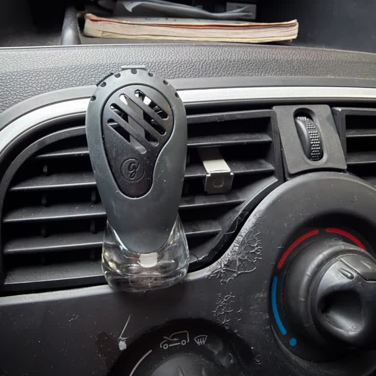 Daño de ambientador Glade en auto, solicito cubrir reparación
