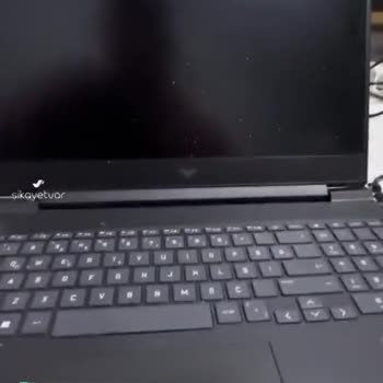 HP Dizüstü Bilgisayar Ekran Ve Klavye Gidip Geliyor Ve Kapanıyor