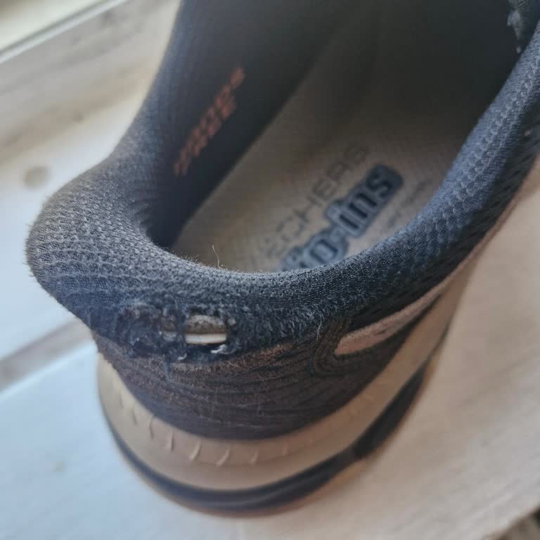 Sağ Ayakta Deformasyon Ve Yırtılma: Skechers Sneaker Üretim Kusuru İade Talebi