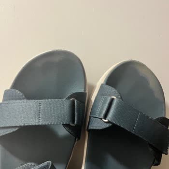 Skechers Sandaletinde Renk Solması Ve Yazı Silinmesi Üretim Hatası