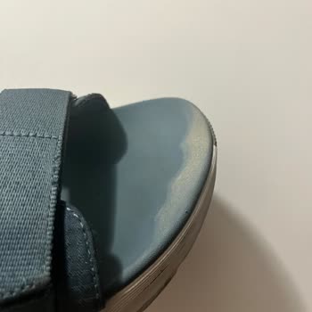 Skechers Sandaletinde Renk Solması Ve Yazı Silinmesi Üretim Hatası