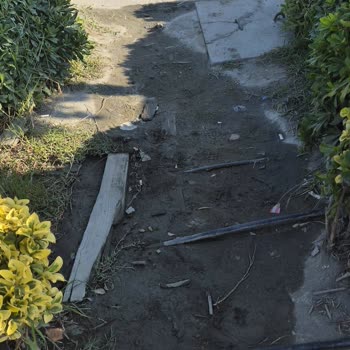 Metro İle A Kapısı Arasındaki Çamurlu Yol Çalışanları Tehlikeye Sokuyor