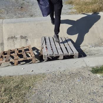 Metro İle A Kapısı Arasındaki Çamurlu Yol Çalışanları Tehlikeye Sokuyor