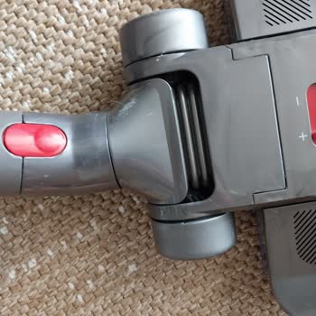 Dyson Kablolu Süpürge Fırça Başlığı Dökülüp Kırıldı, Müşteri Hizmetleri Kullanım Kaynağını Söylüyor