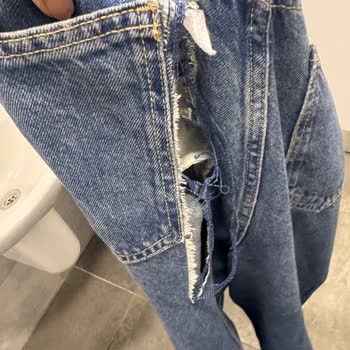 Kemeri Anında Koptu, Arka Kısmı Hızla Yırtılan E****** J*** Pantolona İade Ve Değişim Talebi