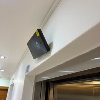 IKEA Pax Gardırobunun Teslimatında Asansör Göstergesi Kırıldı, Sorumluluk Reddedildi