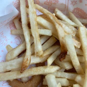 Popeyes Şubesinde Yanmış Patates Ve Çiğ Tavuk Nedeniyle Ücret İadesi Talebi