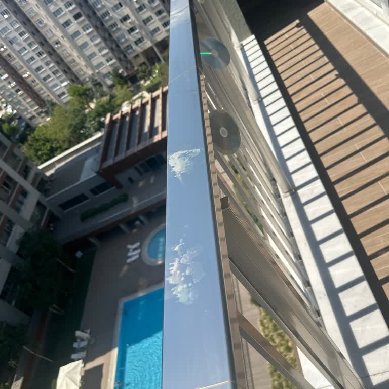 Glint Sprey Temizleyicisi Alüminyum Korkulukta Renk Solması Ve Hasara Sebep Oldu