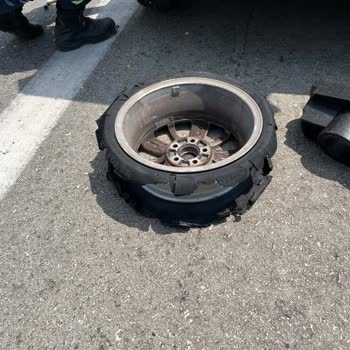 Yeni Takılan Lastiğin Otoyolda Patlaması Ve Bayinin İlgisiz Tutumu