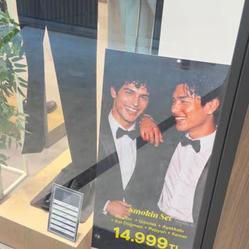 D’S Damat Vitrinde Afişle Tanıtılan Kampanya Gerçekte Yok