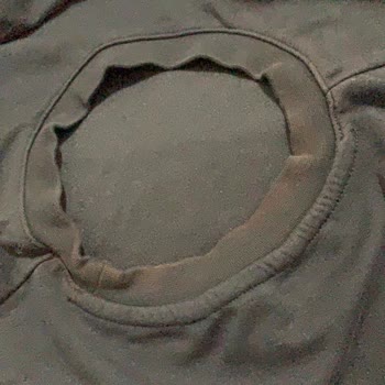 LCW Classic Siyah Tişörtte Yaka Bölgesinde Çamaşır Suyu Etkisiyle Renk Açılması