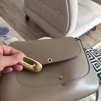 Calvin Klein Çantasının Kilidi Çıktı, Garanti Reddiyle Karşılaştı