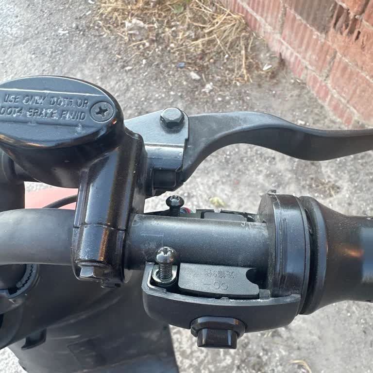 Motolux Gogo 2 Sağ Gaz Kolunun Parçası Yok Motosiklet Kullanılamaz