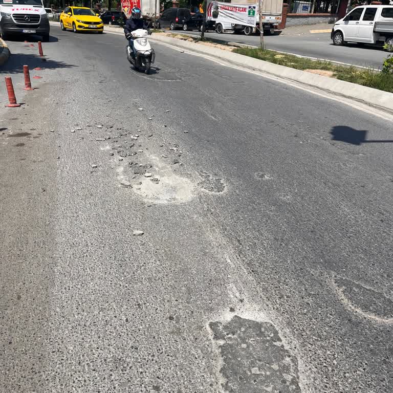 Bahçelievler Belediyesi Mimarsinan Caddesi’ndeki Derin Çatlaklar Ve Beton Atıkları