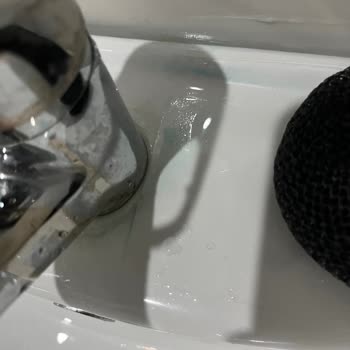 Domestos Kullanımından Sonra Klozet Ve Lavaboda Mavi Lekeler, Banyo Bataryasında Renk Bozulması