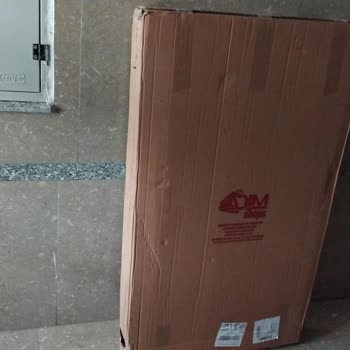 Sürat Kargo Görevlisinin Ağır Paketi Bina Girişine Bırakması Ve Kaba Tutumu
